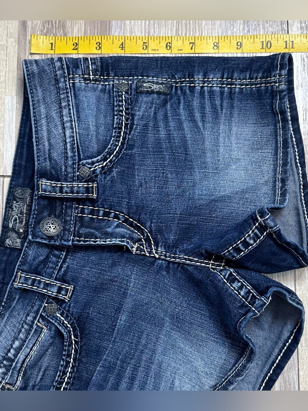 Silver Jeans Dark Indigo Denim Shorts With Embroidered Pockets Women’s 26” - Picture 3 of 14